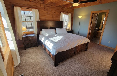 Green Mountain Cabin | Peaceful Cabin Retreat with Amazing Views