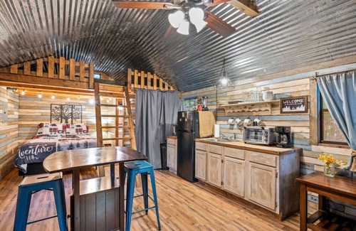 Mount Juliet Cabin | Peaceful Cabin w/TV + Wi-Fi + Firepit | Pets!