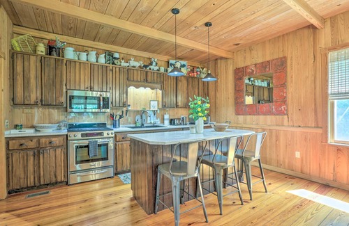 Cairo House | Peaceful Cairo Farmhouse w/Barn & Fire Pit