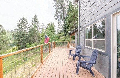 Worley House | Peaceful Cd'A Lakeview house with kayaks, paddleboard, golf cart sleeps 6