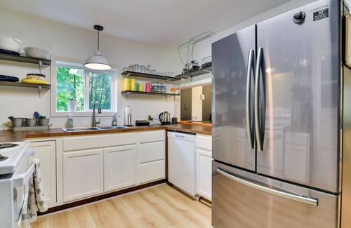 Kelso - Longview House | Peaceful + Chic Oasis: Fire Pit, Grill, Yard