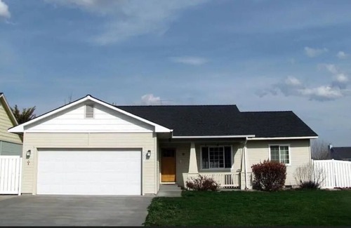 Klamath Falls House | Peaceful comfortable family home.