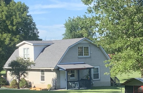 Lexington House | Peaceful Country Cottage sleeps 7 to 10 guests just 15 minutes to downtown