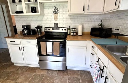 Lansing House | Peaceful, Cozy 2-bedroom home in Lansing