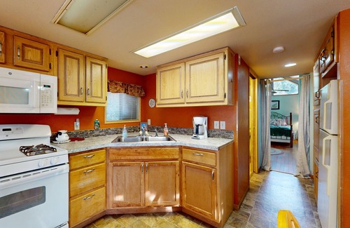 Brookings Cabin | Peaceful dog-friendly cabin on the coast with great deck views