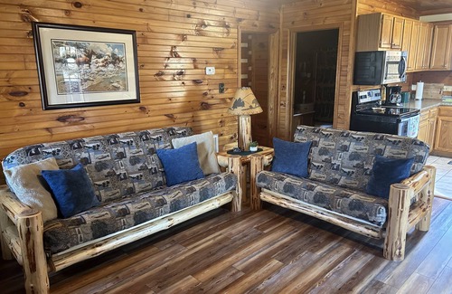 Townsend Cabin | Peaceful, extremely clean Treehouse cottage 10 min. from National Park entrance
