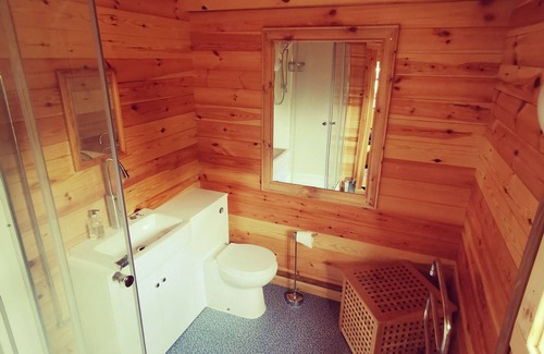 Twigworth Cabin | Peaceful gateway to the Cotswolds with Jacuzzi and lake.