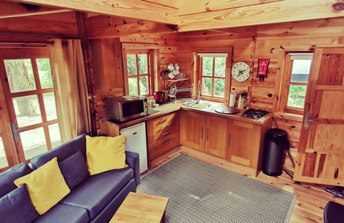 Twigworth Cabin | Peaceful gateway to the Cotswolds with Jacuzzi and lake.