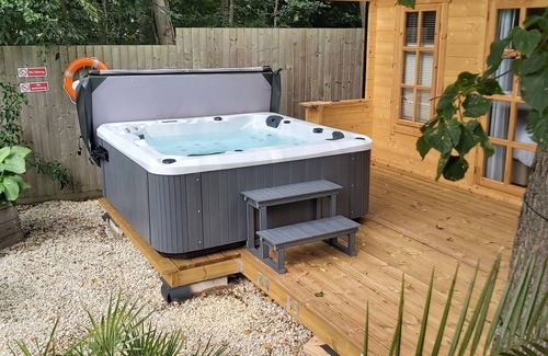 Twigworth Cabin | Peaceful gateway to the Cotswolds with Jacuzzi and lake.