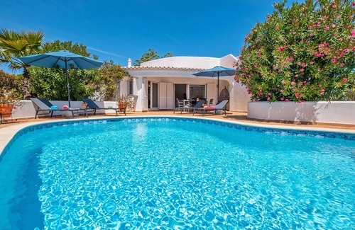 Monte Raposo Villa | Peaceful getaway w/pool & BBQ