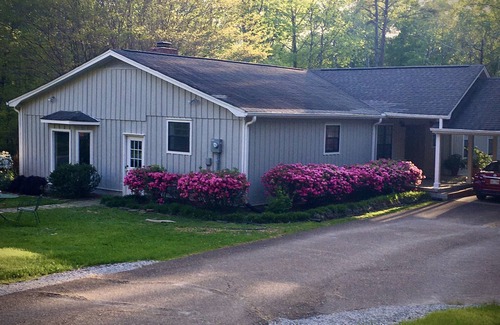 Rolling Wood House | Peaceful getaway only 5 minutes drive from Oxford Square and U of M