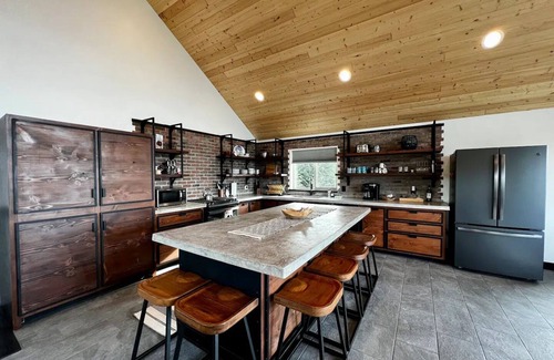 Homer House | Peaceful Getaway with Stunning Viewsnn