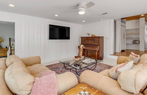 Martindale House | Peaceful Historic Luxury on the River, 4/2 w/ watercrafts, fine finishes