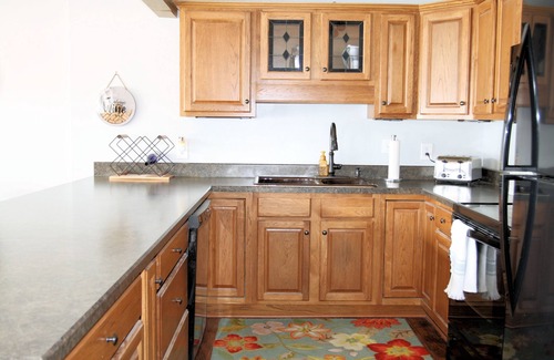 Camdenton House | PEACEFUL HOME-4 BEDROOMS w/3 KING BEDS, 3 BATHROOM, EASY PARKING & A BOAT SLIP!