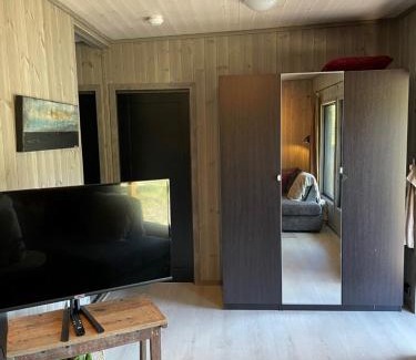 Tjaldal House | Peaceful lakefront cabin