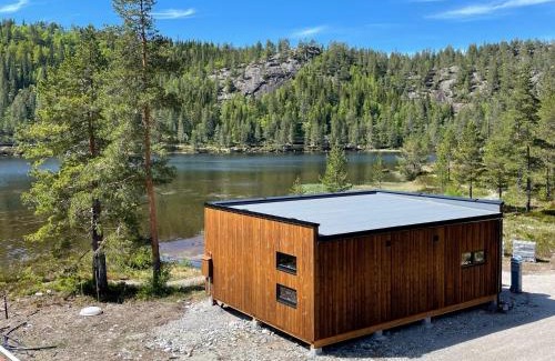 Tjaldal House | Peaceful lakefront cabin