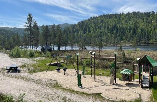 Tjaldal House | Peaceful lakefront cabin