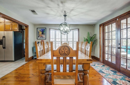 Granbury Cabin | Peaceful Lakehouse with additional cabana sleeps 10, kayaks & huge dock.