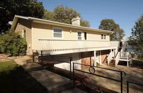 Spirit Lake House | Peaceful Lakeside Living - 5 bdrm 2 bthrm