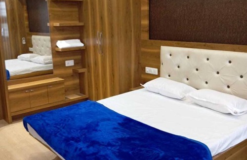 Ujjain Apartment | Peaceful location, clean room, near to Mahakal Jyotirling - Damru