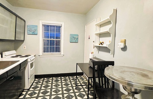 Lexington Apartment | Peaceful Location in walking distance to the University & Hospitals