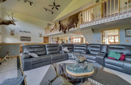 Glenrock Apartment | Peaceful Lodge in Nature Cozy&Scenic Country Home