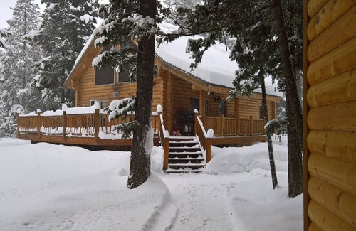 Island Park Cabin | Peaceful Log Cabin With All The Amenities. Not Far From Yellowstone Park.