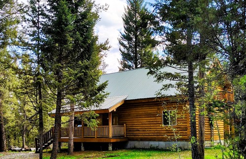 Island Park Cabin | Peaceful Log Cabin With All The Amenities. Not Far From Yellowstone Park.