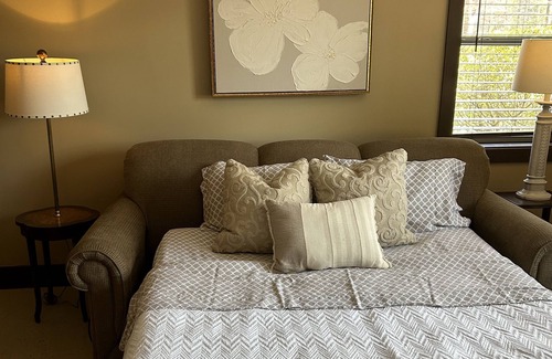 Westover House | Peaceful Meadows Retreat, Relax and Renew Right Outside of Town!