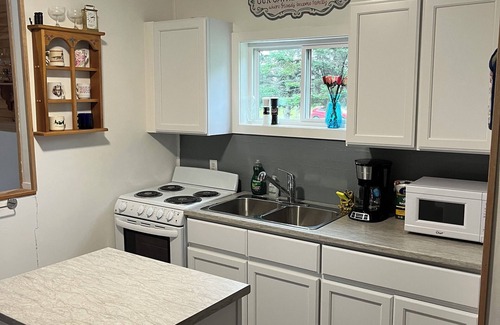 Bayside House | Peaceful ocean view cottage in quiet area - kid friendly private beach