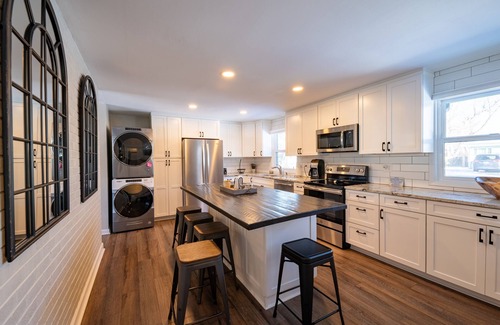 Baseline Sub House | Peaceful Paradise w/Flatiron view, gas fireplace, 30 D min, perfect for RELOn