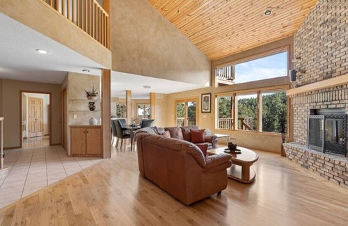 Rapid City House | Peaceful Pines 5 BR Home with Hot Tub