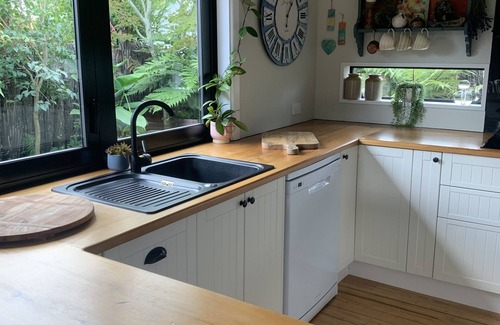 Saint Albans House | Peaceful Pocket - Christchurch. Excellent for families.