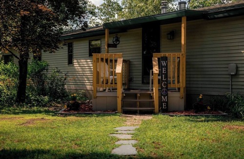 Oxford House | Peaceful Point- 3bed2bath Waterfront Lakehouse w/Private Pier and Boats!
