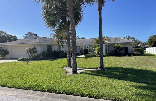The Meadows House | Peaceful Private Get Away - 10 Minutes from Major beaches!