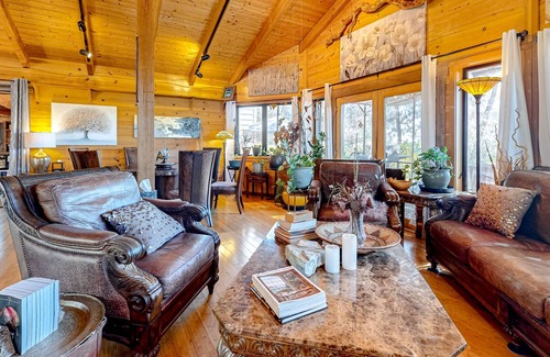 Chico House | Peaceful retreat 1000 ft above the valley floor with ozonated pool & yoga room