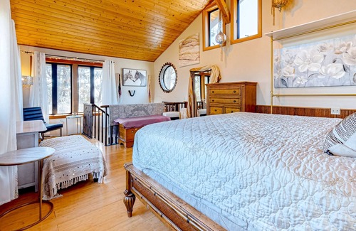 Chico House | Peaceful retreat 1000 ft above the valley floor with ozonated pool & yoga room