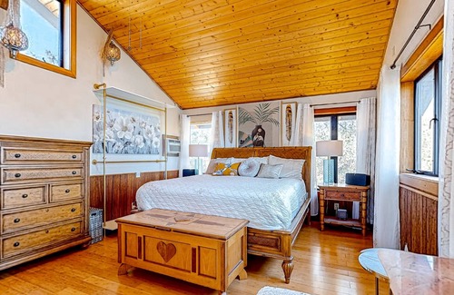 Chico House | Peaceful retreat 1000 ft above the valley floor with ozonated pool & yoga room