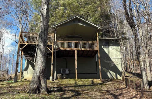 Wolf Laurel House | Peaceful Retreat, hot tub, fireplace, fire pit, close to Hatley Pointe!