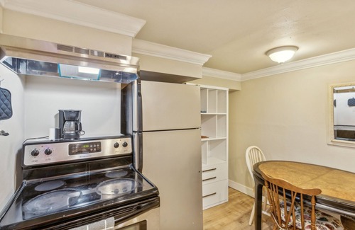 Bryn Mawr-Skyway House | Peaceful Retreat Near Parks & Lake 2 Bedroom Home by RedAwning