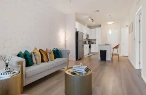 Downtown Baltimore Apartment | Peaceful Sorority Style Getaway Penthouse Lounge