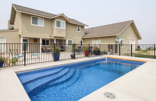 Chelan House | Peaceful & spacious home w/ private pool - location near lake.