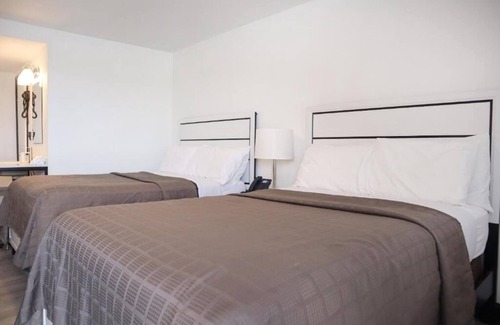 Ronks Hotel | Peaceful Stay near Rockvale Outlets w/Parking Available on Site