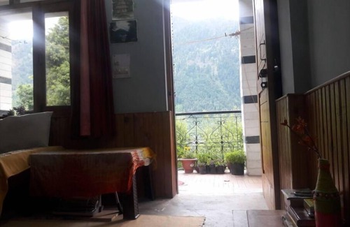 New Manali Apartment | Peaceful & Tiny Studio Apartment @Manali w/Wi-Fi + Kitchen, Centrally Located.