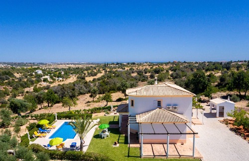 Monte Raposo Villa | Peaceful villa w/heatable pool, Armação
