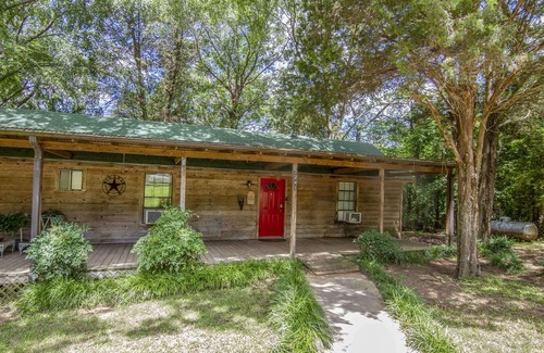 Eustace House | Peaceful water front lake cabin - huge lot + kayak /SUP