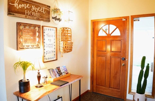 Oakhurst Villa | Peaceful Yosemite Retreat large & cozy w/natural spring hot tub near Bass Lake
