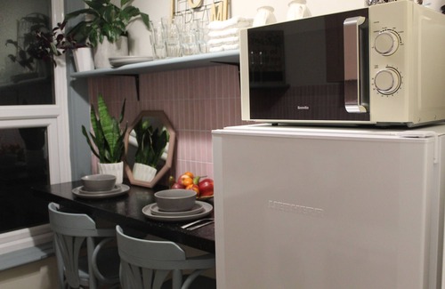 Weymouth Apartment | Peacehaven Retreat - 4 minutes from the beach! Pet friendly!