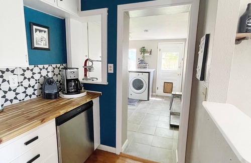 Fruita House | Peach Tree: Sunny Backyard & Game Room Fun