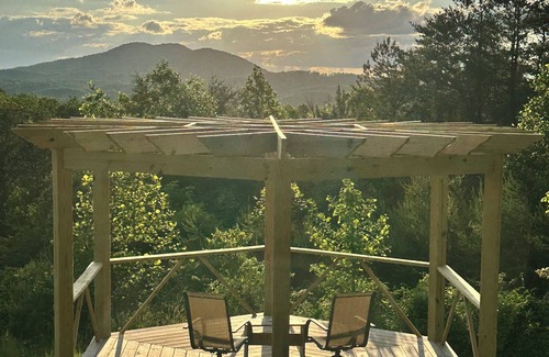 Brasstown House | Peak-A-View Mountain Retreat: Cozy 2BR Getaway with Breathtaking Mountain Views!